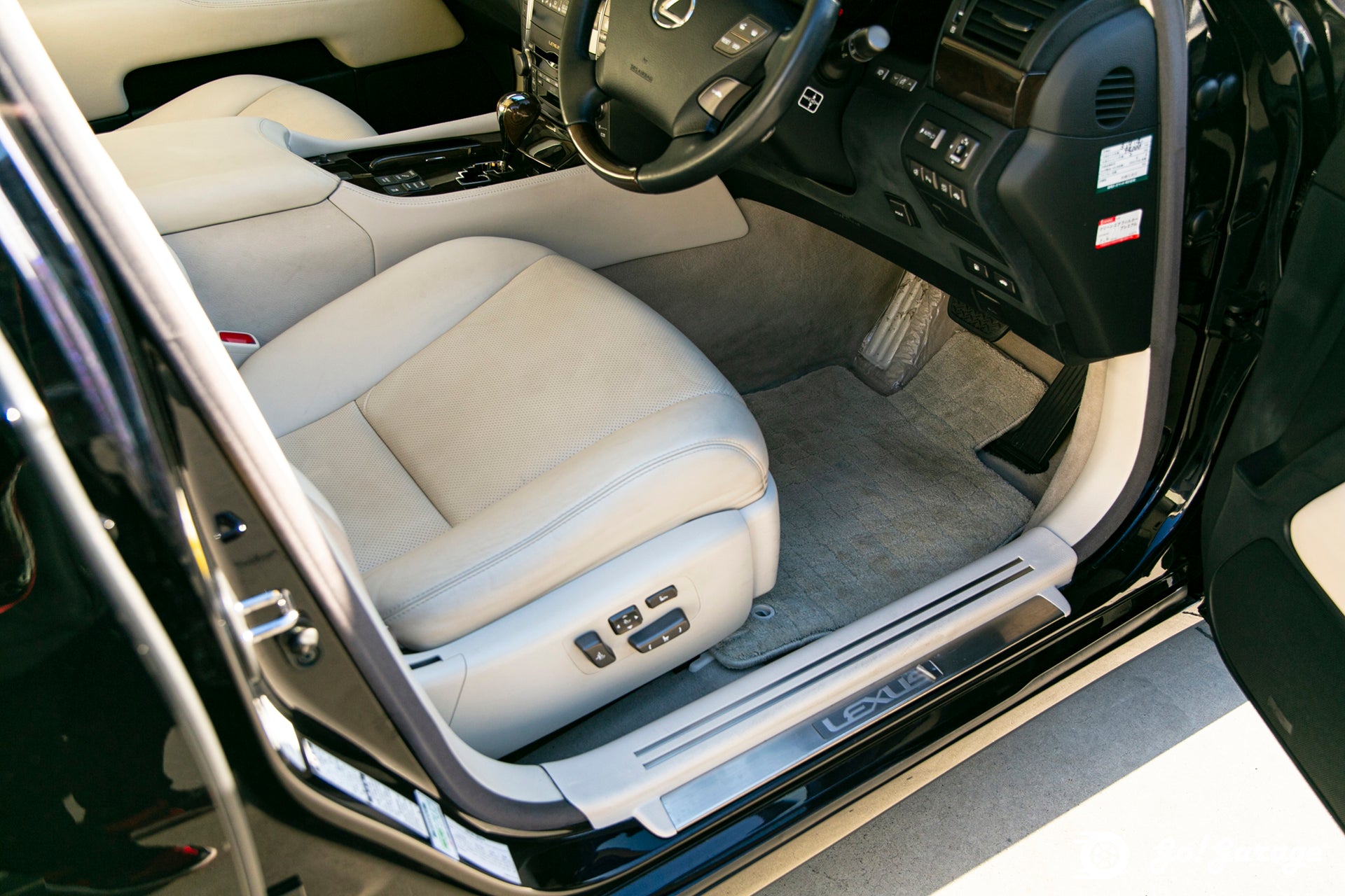 2007 Black LS600H I Package