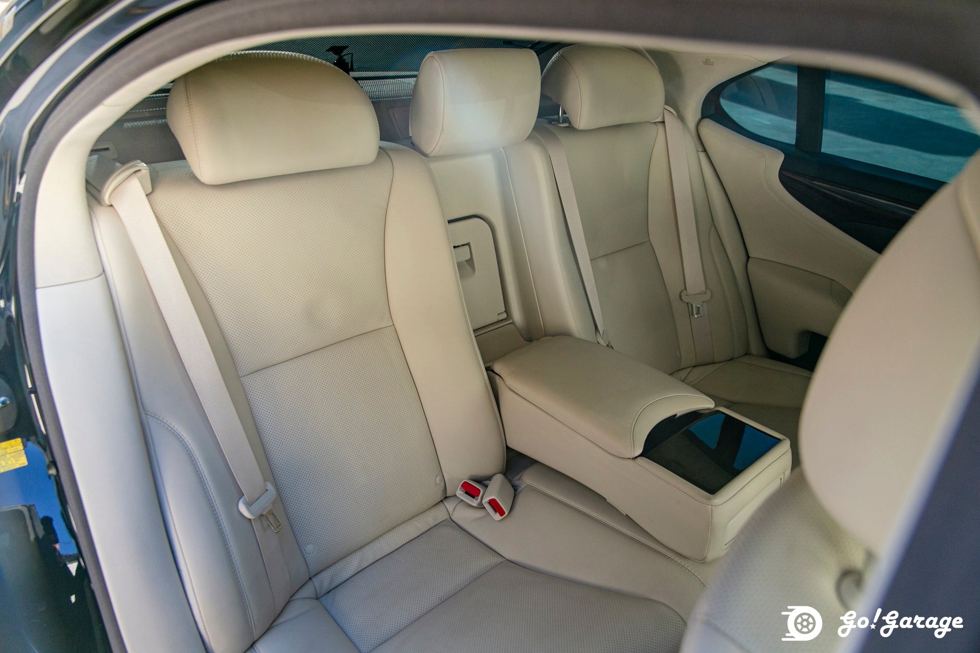 2007 Black LS600H I Package