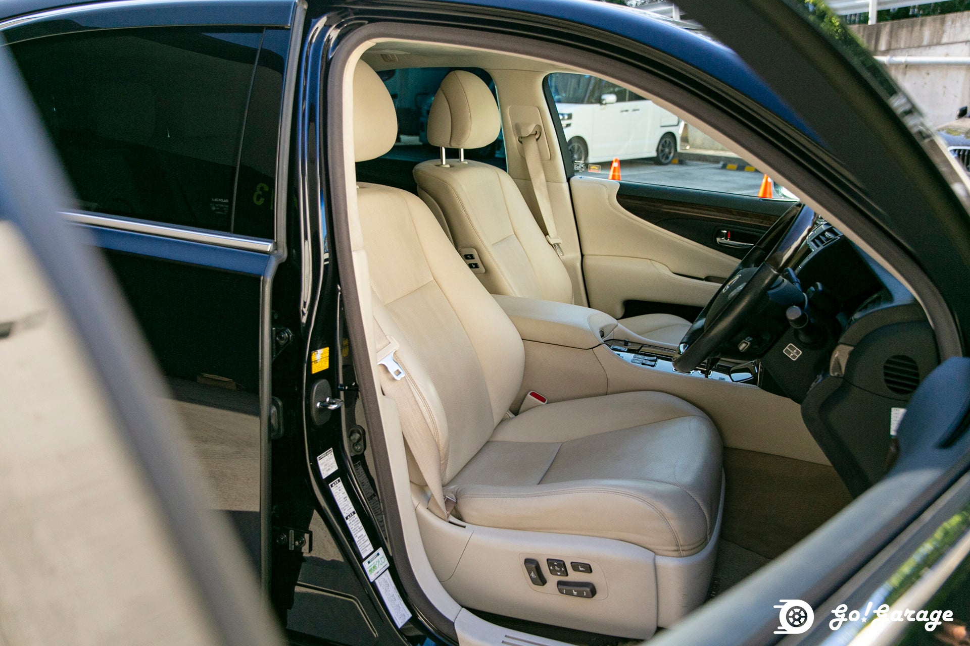 2007 Black LS600H I Package